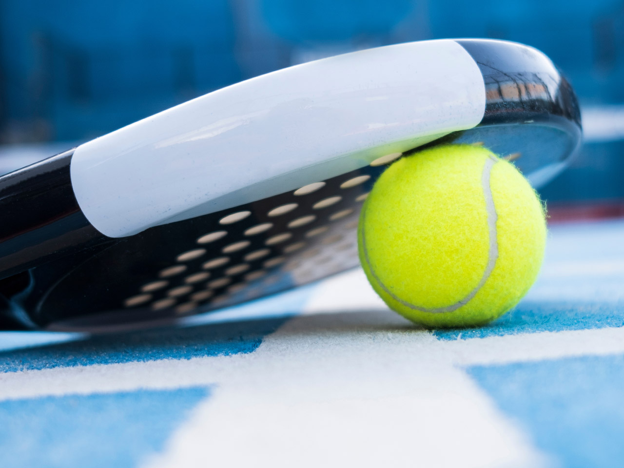 Uw werknemer scheurt zijn achillespees tijdens een partijtje padel. Heeft hij recht op gewaarborgd loon?